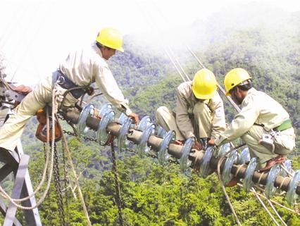 Lính truyền tải giảm sát thi công đường dây 500 kV