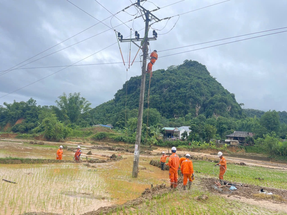 Chủ động ứng phó mưa lũ, Công ty Điện lực Sơn La nhanh chóng khôi phục cấp điện