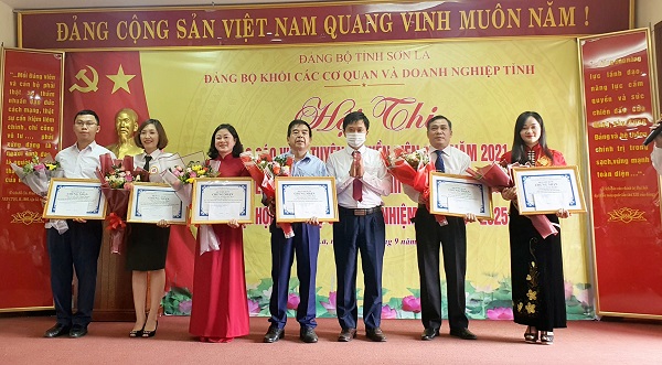 Thí sinh Đảng bộ Công ty Điện lực Sơn La tham dự hội thi
Báo cáo viên Đảng Bộ Khối Các cơ quan và doanh nghiệp tỉnh
