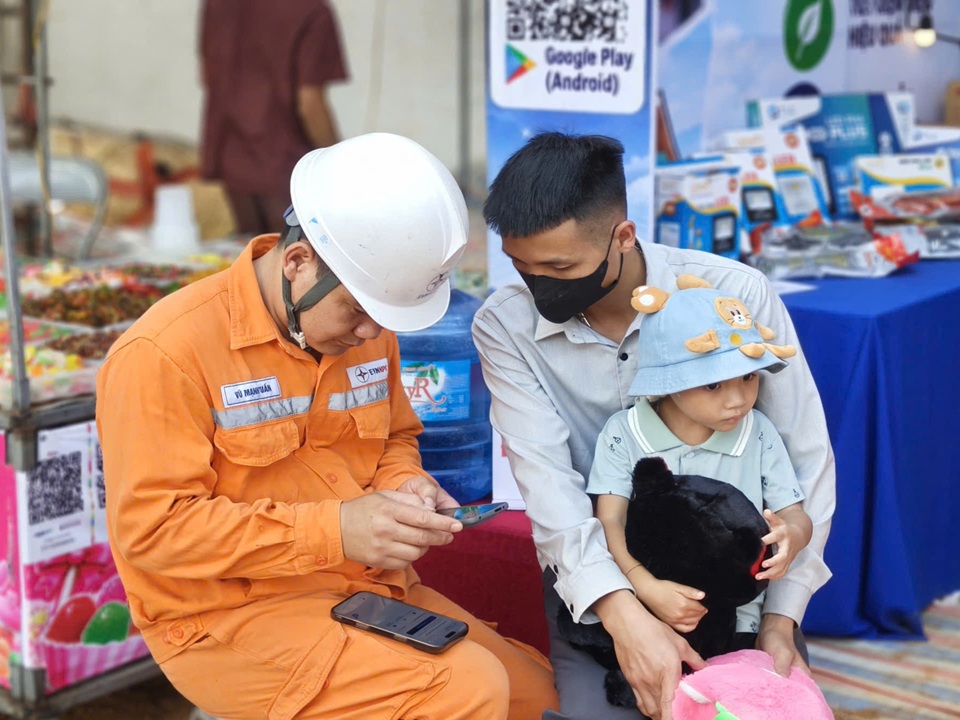 Điện lực Mai Sơn - Yên Châu tuyên truyền sử dụng điện an toàn, tiết kiệm tại Ngày hội văn hóa Chiềng Mai