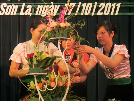 Hoa và phụ nữ ngành điện nhân ngày 20/10