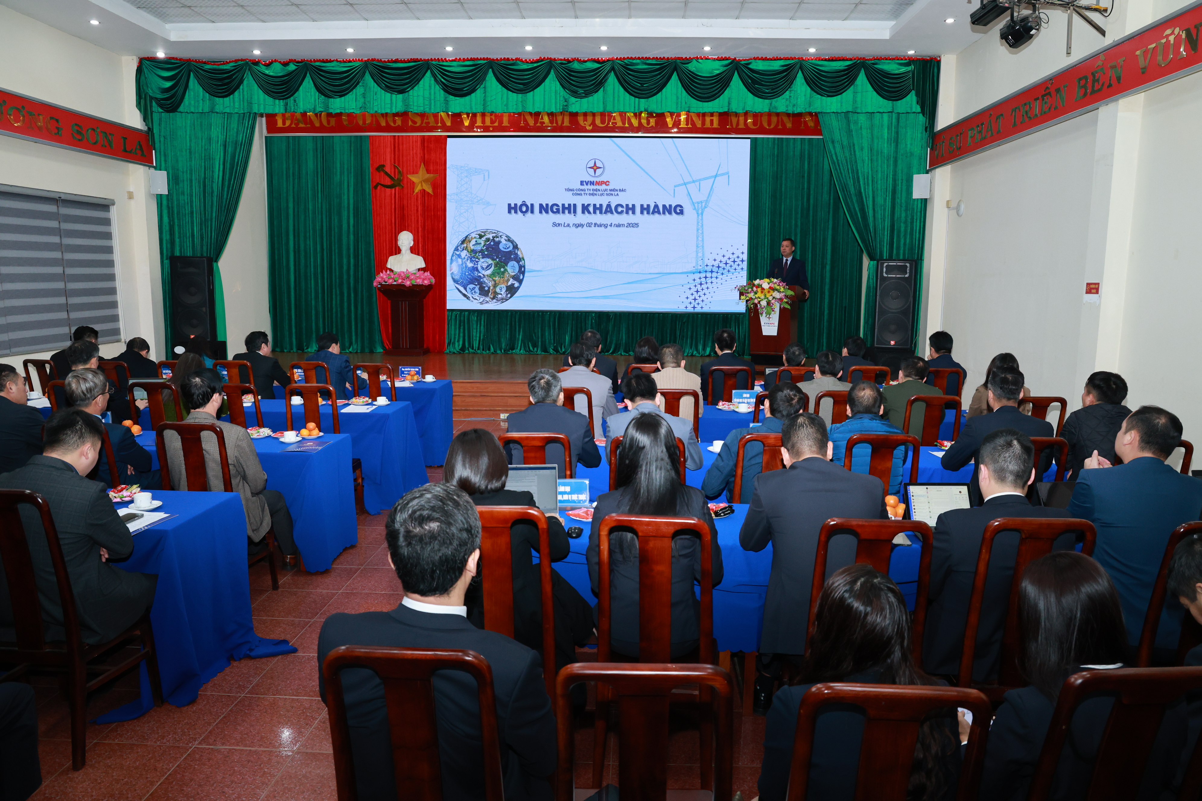 "Thắp Sáng Niềm Tin – EVNNPC tổ chức Hội nghị Khách hàng 2025 trên toàn miền Bắc"