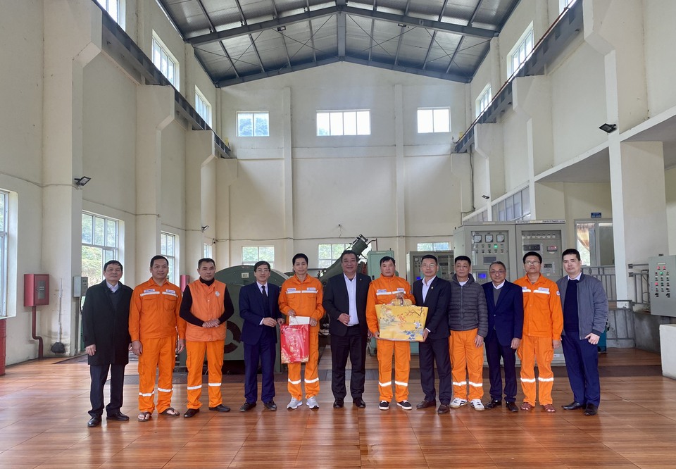 PC Sơn La: Tặng quà gia đình chính sách và thăm hỏi CBCNV nhân dịp Tết Giáp Thìn 2024