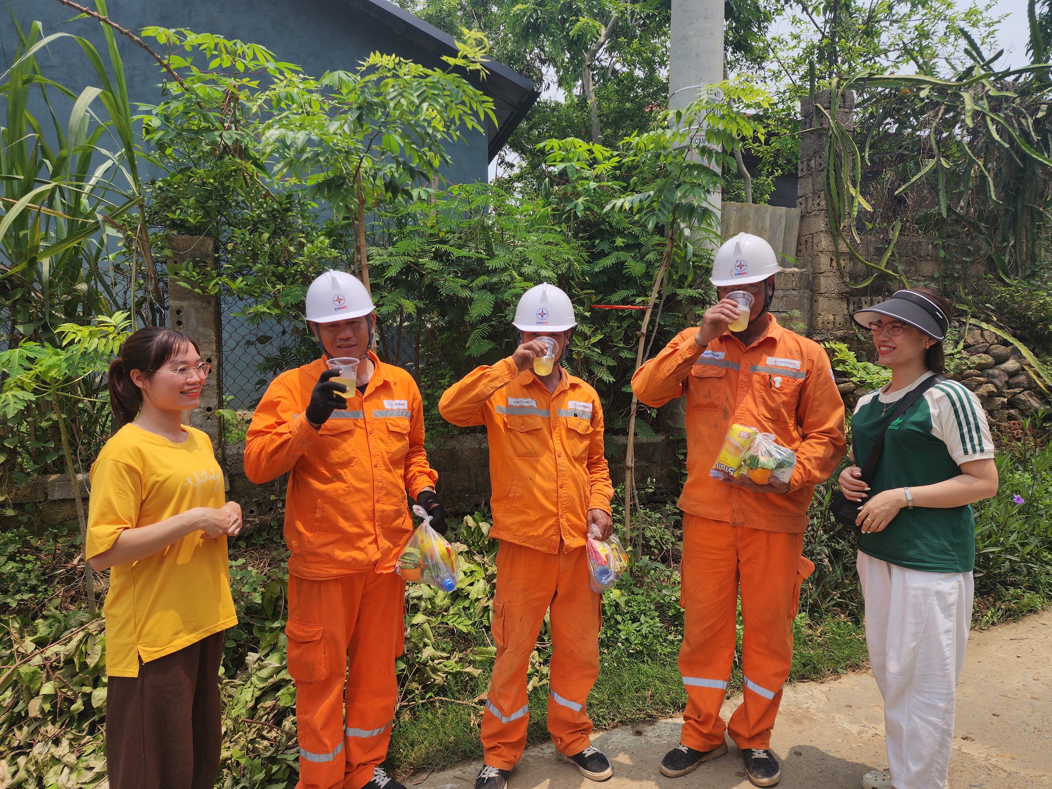 Nhóm thiện nguyện kịp thời động viên tiếp sức cho Điện lực