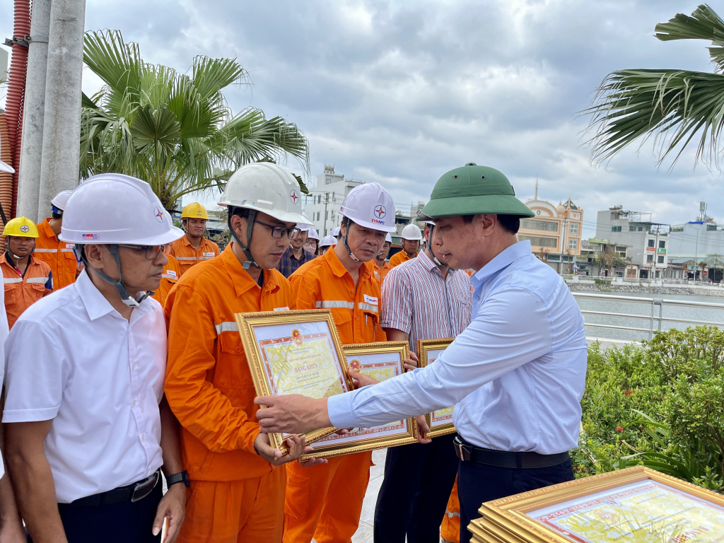 Khen thưởng các tập thể, cá nhân có thành tích xuất sắc đột xuất trong công tác khắc phục lưới điện