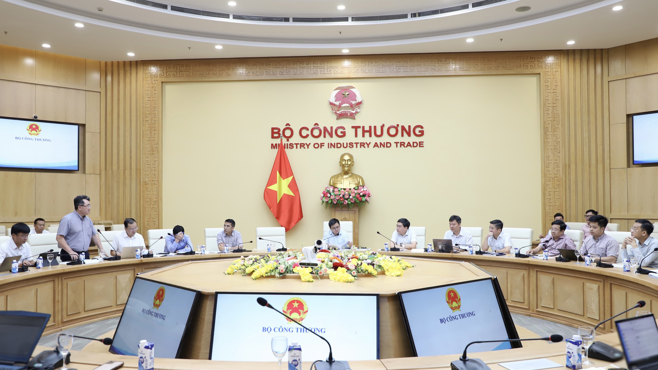 Bộ Công Thương họp bàn kế hoạch cung cấp điện năm 2025