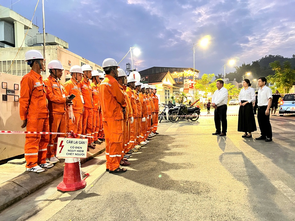 Lãnh đạo Công ty Điện lực Sơn La động viên lực lượng trực đảm bảo điện Lễ hội Cà phê Sơn La