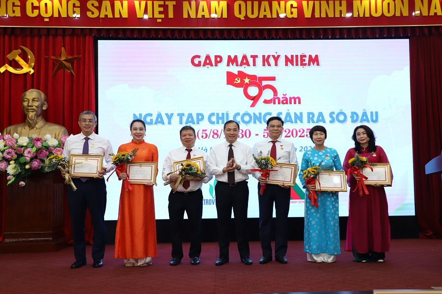 Đồng chí Đỗ Nguyệt Ánh - Bí thư Đảng ủy, Chủ tịch HĐTV Tổng công ty Điện lực miền Bắc -vinh dự đón nhận Kỷ niệm chương “Vì sự nghiệp lý luận chính trị của Đảng”