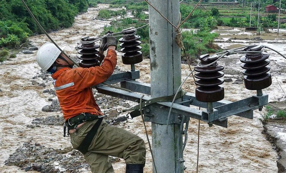 Đã khôi phục điện cho gần 80% khách hàng bị ảnh hưởng do mưa lũ tại Mường La