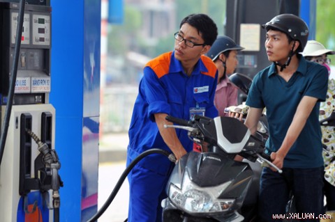 Giá xăng giảm từ 12h