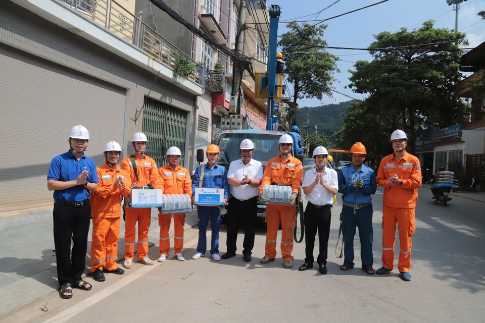 Lãnh đạo Công ty thăm hỏi, động viên lực lượng thực hiện chỉnh trang cáp tại hiện trường