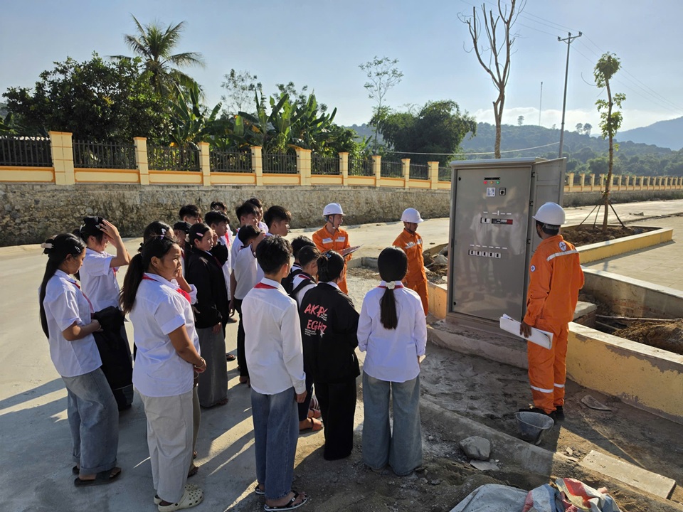 Tuyên truyền sử dụng điện an toàn, tiết kiệm cho học sinh