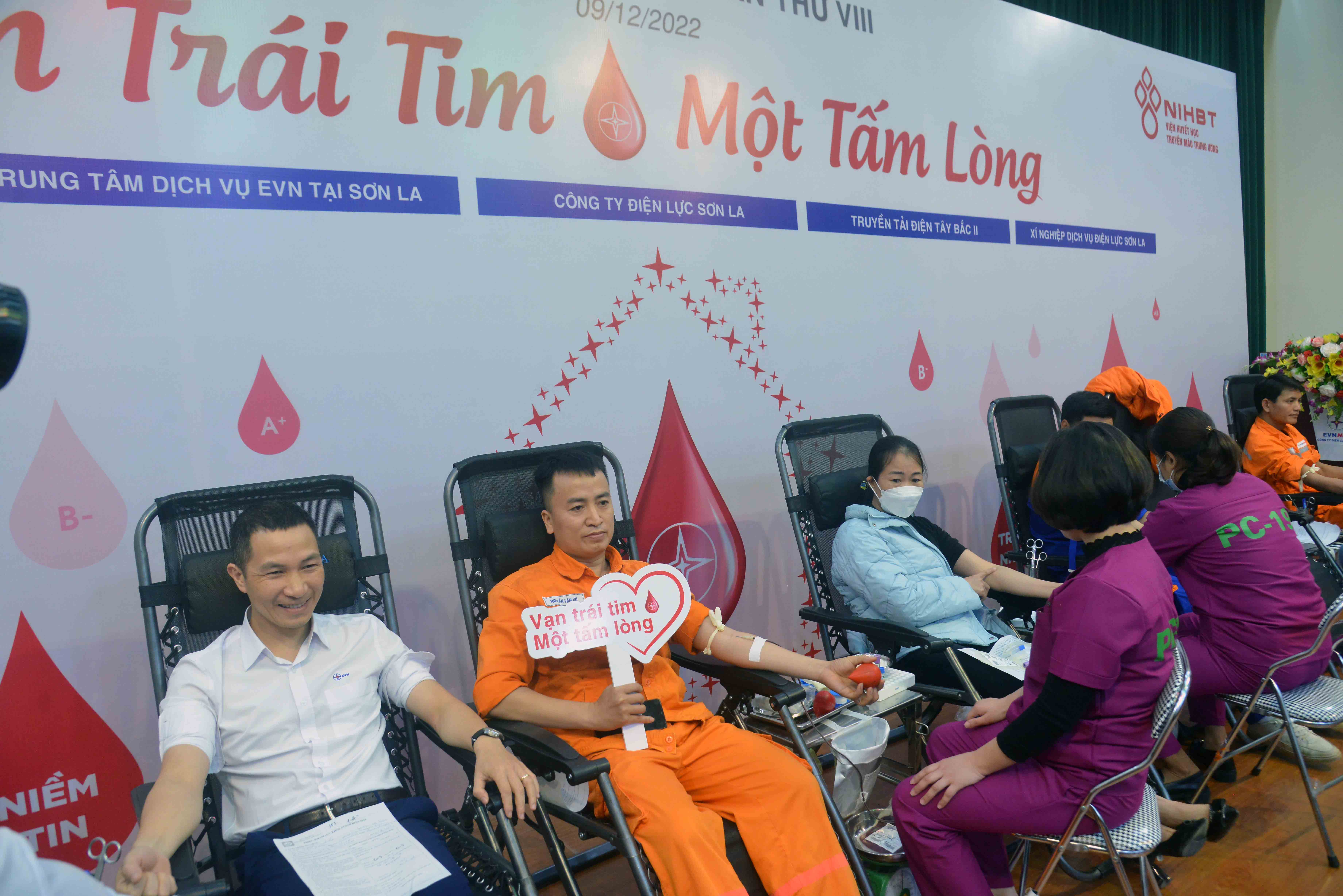 Hiến máu hưởng ứng “Tuần lễ hồng EVN” tại Sơn La