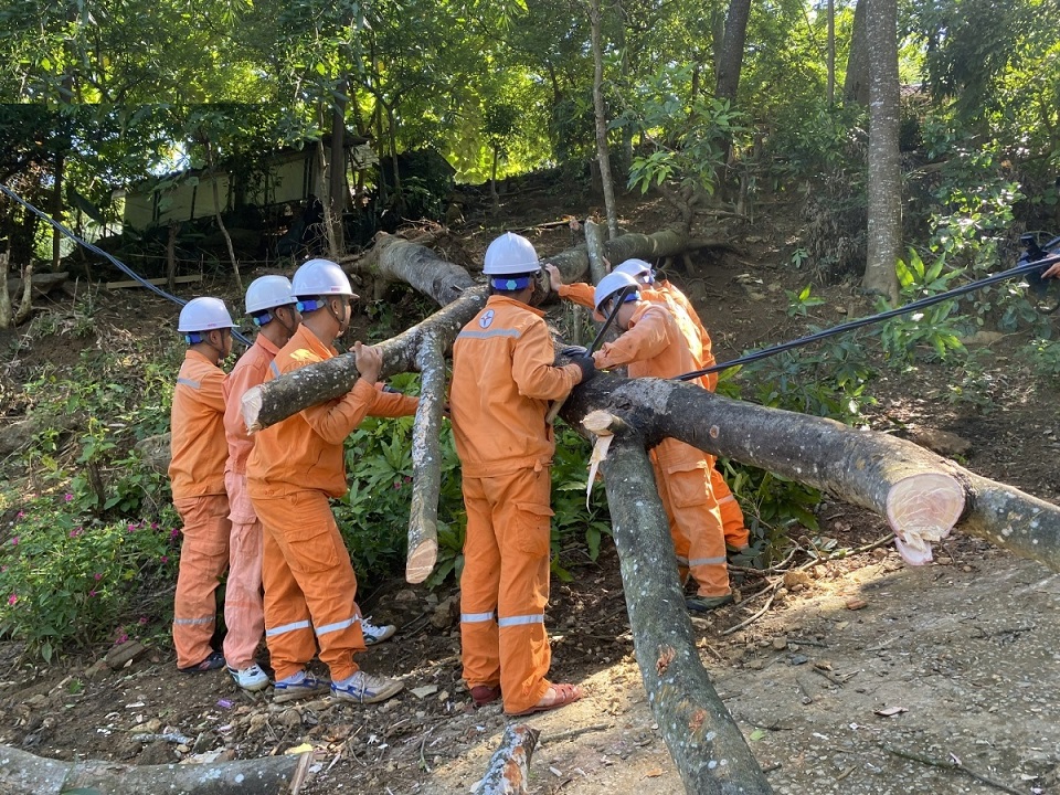 Sơn La khắc phục sự cố, cung ứng điện an toàn mùa mưa lũ