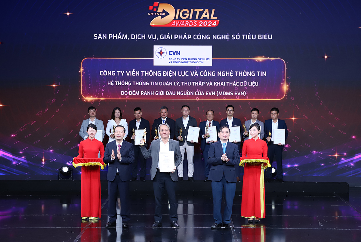 Tập đoàn Điện lực Việt Nam nhận 2 giải thưởng Chuyển đổi số Việt Nam 2024