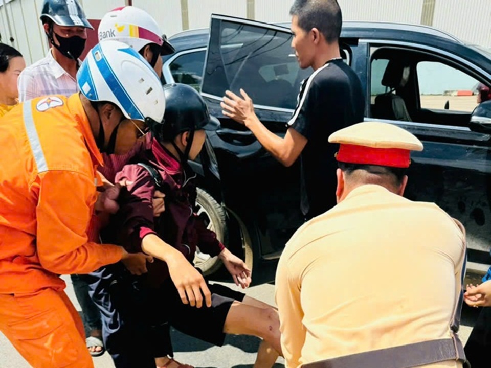 Công nhân Điện lực Mai Sơn - Yên Châu hỗ trợ học sinh bị tai nạn trên Quốc lộ 6