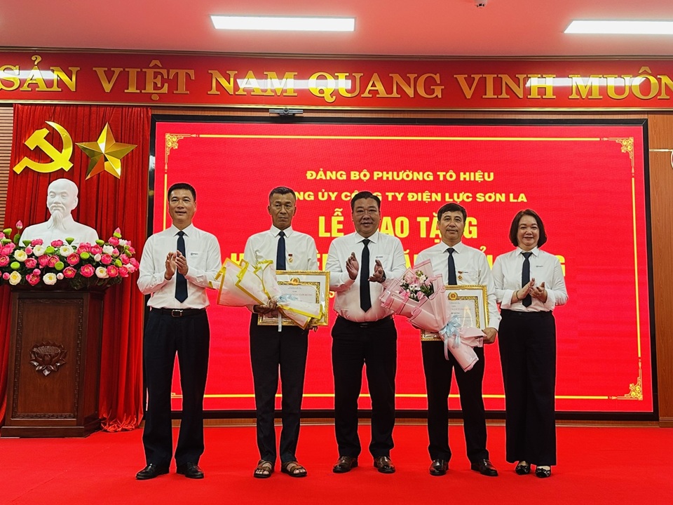 Đảng bộ Công ty Điện lực Sơn La trao tặng Huy hiệu 30 năm tuổi Đảng cho 2 đảng viên