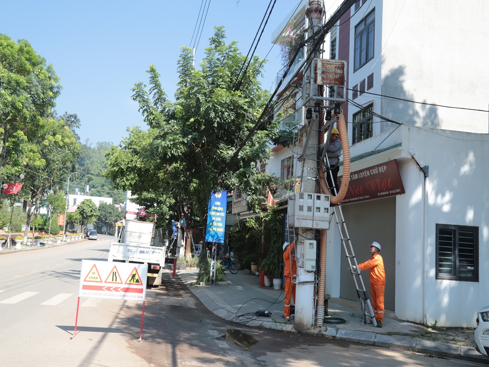 Công ty Điện lực Sơn La ra quân chỉnh trang, bó gọn cáp viễn thông