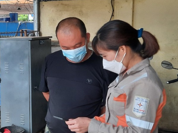 Điện lực Mộc Châu phối hợp với ngân hàng Agribank triển khai thí điểm thu hộ tiền điện