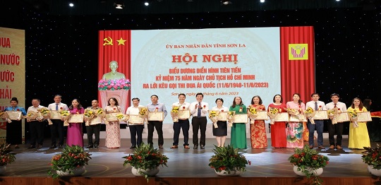  Trao Bằng khen của UBND tỉnh cho tập thể, cá nhân điển hình tiên tiến giai đoạn 2021-2023 và Trao giải thưởng sáng tác, quảng bá tác phẩm văn học, nghệ thuật, báo chí đợt 1 (2021-2025)