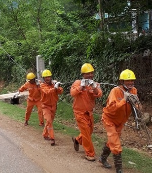 100% số hộ của xã Mường Bang được cấp điện trở lại sau lũ