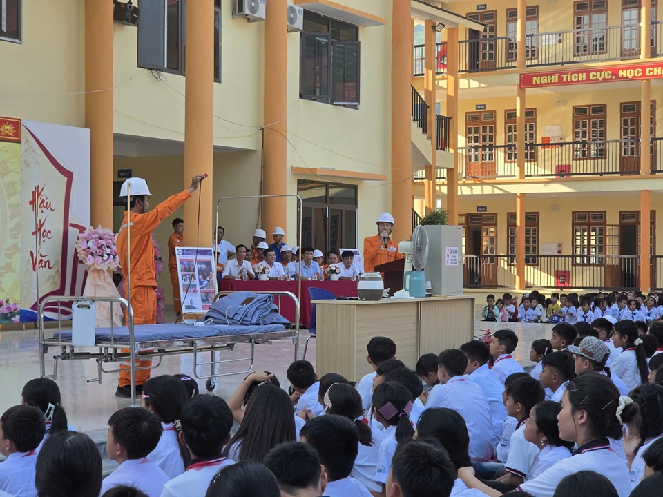Tin Truyền hình: Hơn 1.000 học sinh trường nội trú được truyên truyền sử dụng điện