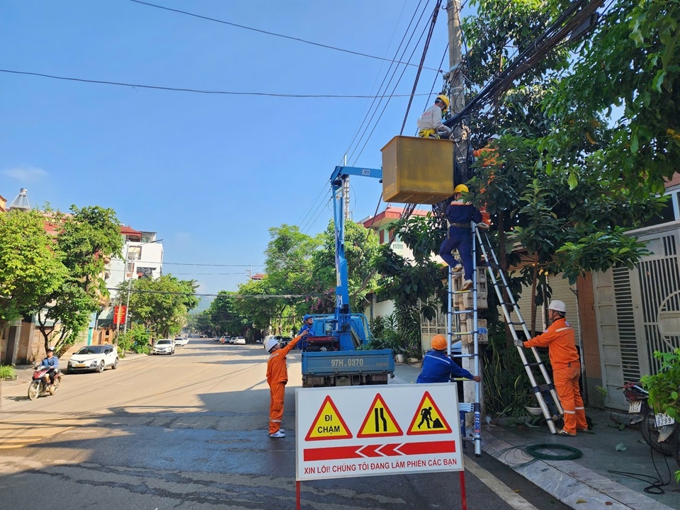 Tin truyền hình: Công ty Điện lực Sơn La ra quân chỉnh trang, bó gọn cáp viễn thông
