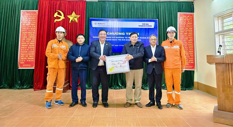 Công ty Điện lực Sơn La tặng quà, chúc Tết Ất Tỵ 2025 và khánh thành công trình “Thắp sáng đường quê”