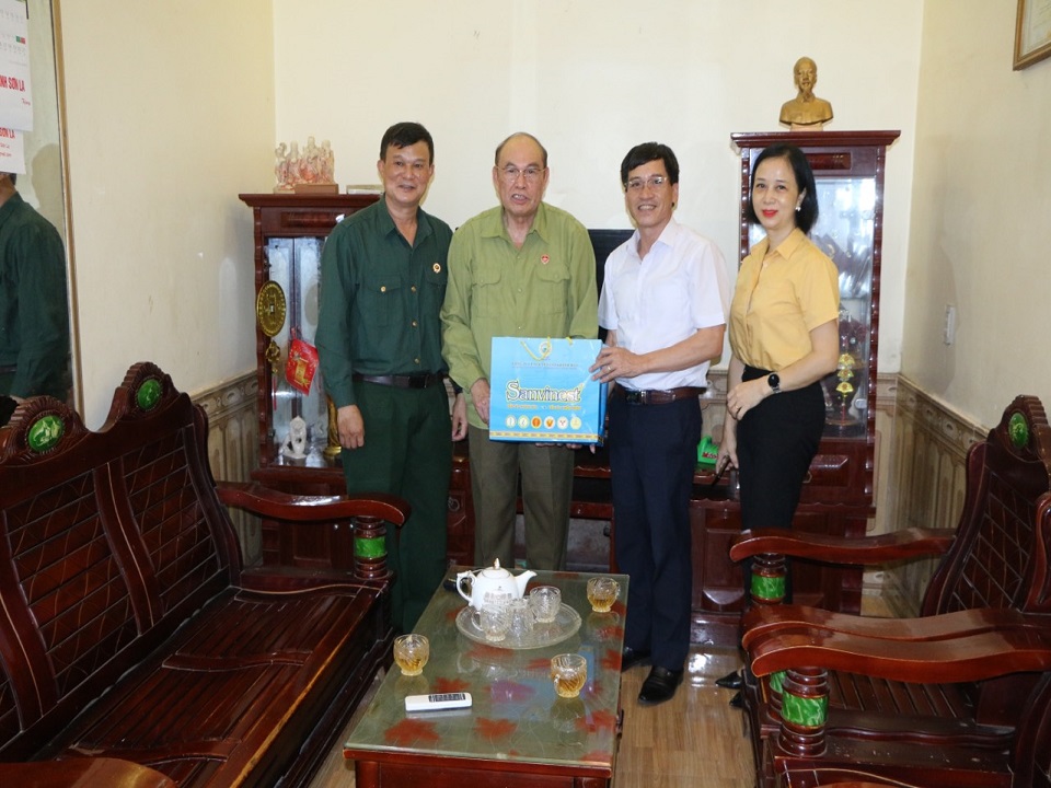 Tin truyền hình: Công ty Điện lực Sơn La quan tâm, chăm lo người có công