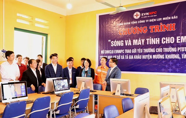 Công đoàn EVNNPC trao tặng nhiều phần quà cho hai trường phổ thông dân tộc bán trú huyện Si Ma Cai và Mường Khương, tỉnh Lào Cai