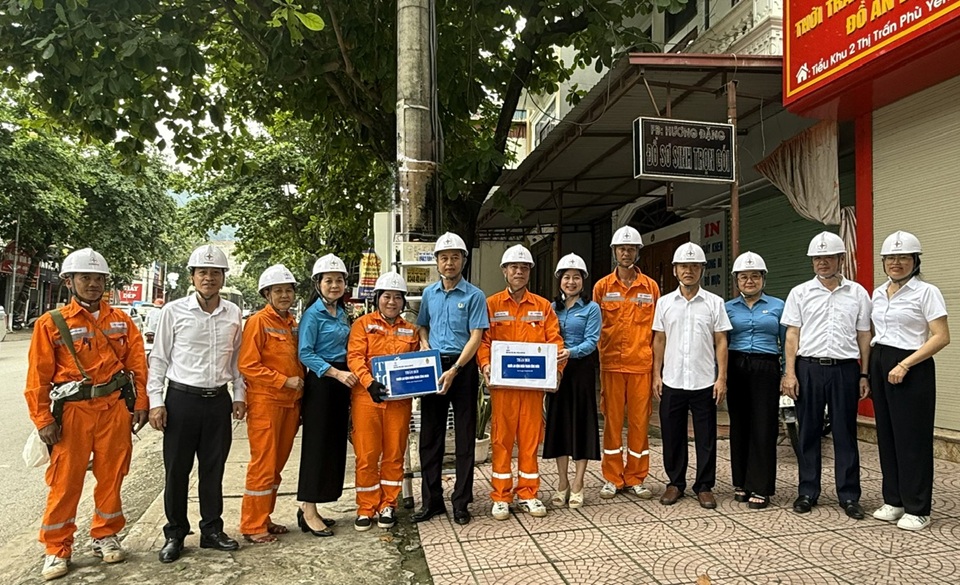 Phó Chủ tịch Công đoàn EVNNPC thăm và động viên người lao động nhân dịp Tháng Công nhân 2025