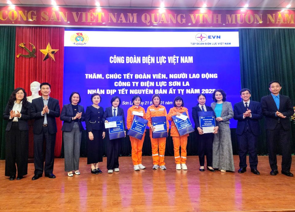 Công đoàn EVN thăm và tặng quà CBCNV Công ty Điện lực Sơn La