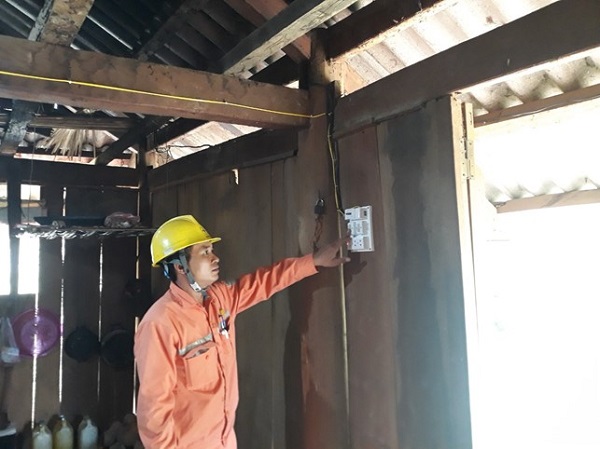 Vân Hồ: 74 hộ dân tái định cư xã Suối Bàng được sử dụng điện trước Tết nguyên đán