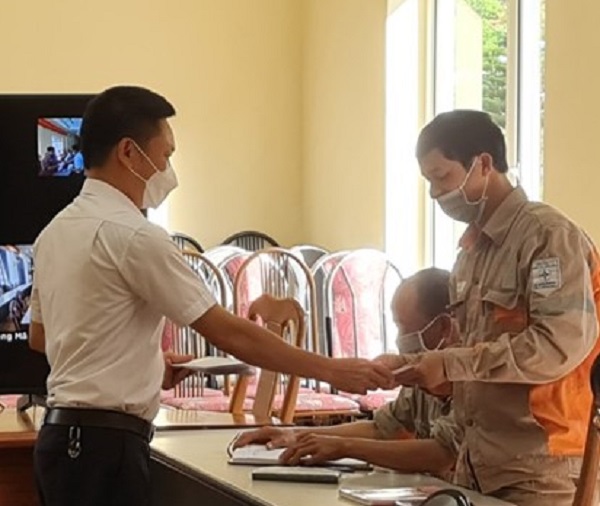  Điện lực Mộc Châu thăm hỏi động viên CBCNV công tác xa nhà