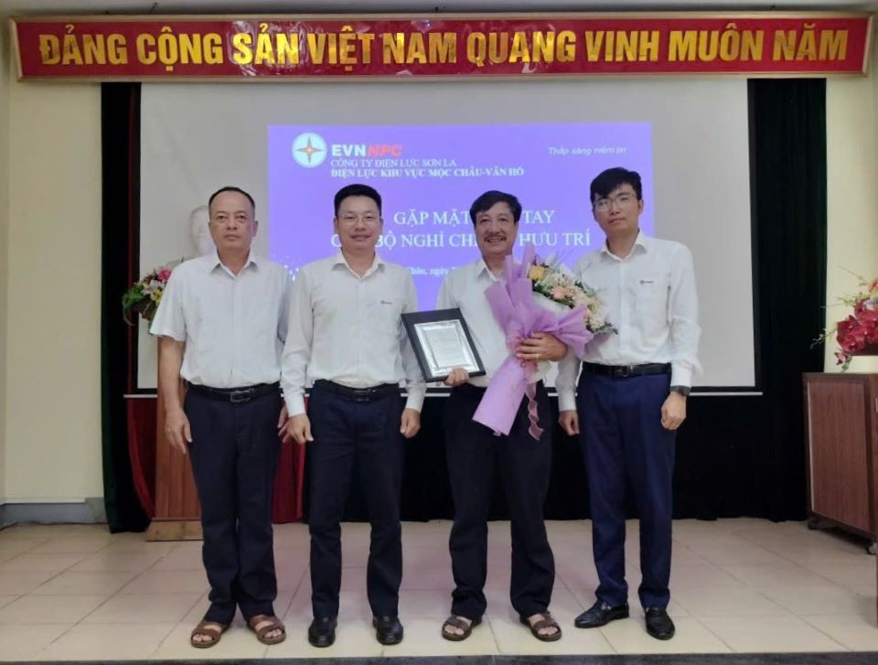 Điện lực khu vực Mộc Châu - Vân Hồ: Gặp mặt chia tay CBCNV về nghỉ chế độ hưu trí