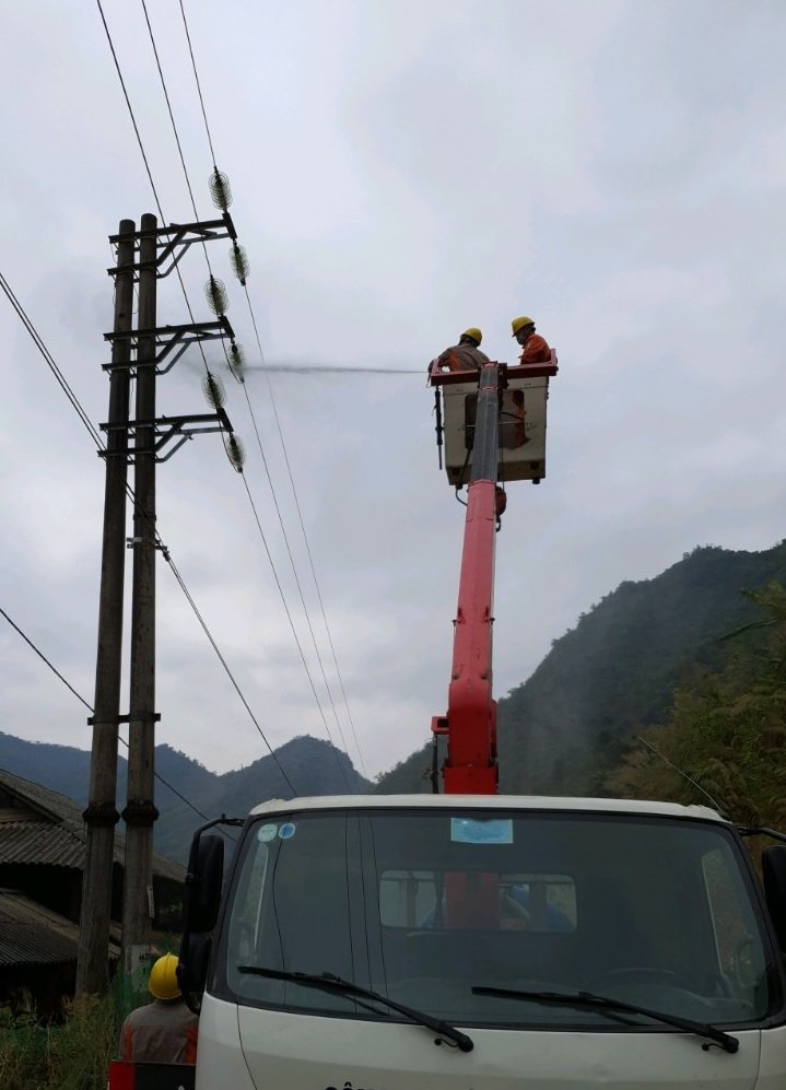 Vệ sinh lưới điện bằng nước áp lực cao: Hiệu quả, an toàn, chất lượng