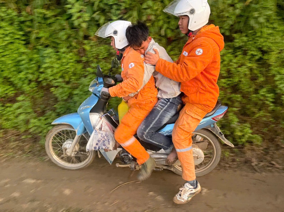 Đội Quản lý Điện lực khu vực Mường La: Kịp thời hỗ trợ người dân trong chiều rét lạnh vùng cao