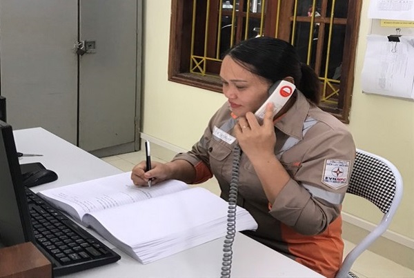 Đẹp mãi hình ảnh nữ công nhân ngành Điện