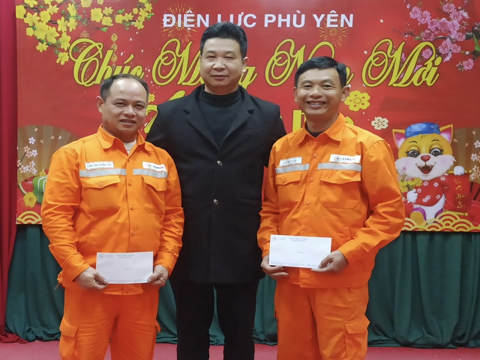 Điện lực Phù Yên: Biểu dương công nhân viên chữa cháy giúp người dân
