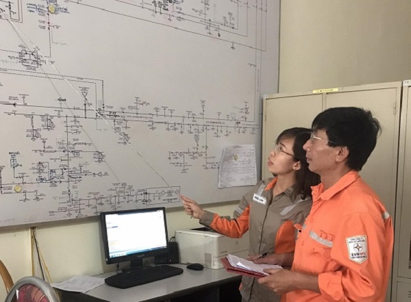 Nữ trực chính lưới điện, giỏi việc nước, đảm việc nhà