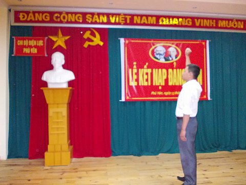 Chi bộ Điện lực Phù Yên kết nạp 2 Đảng viên mới