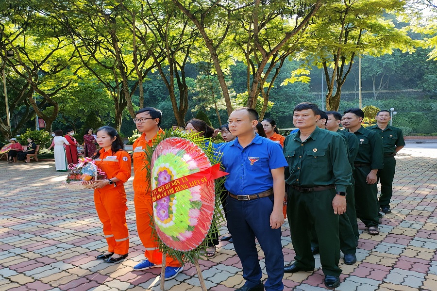 Hội Cựu chiến binh và Đoàn thanh niên PCSL dâng hoa tưởng nhớ các anh hùng liệt sỹ
