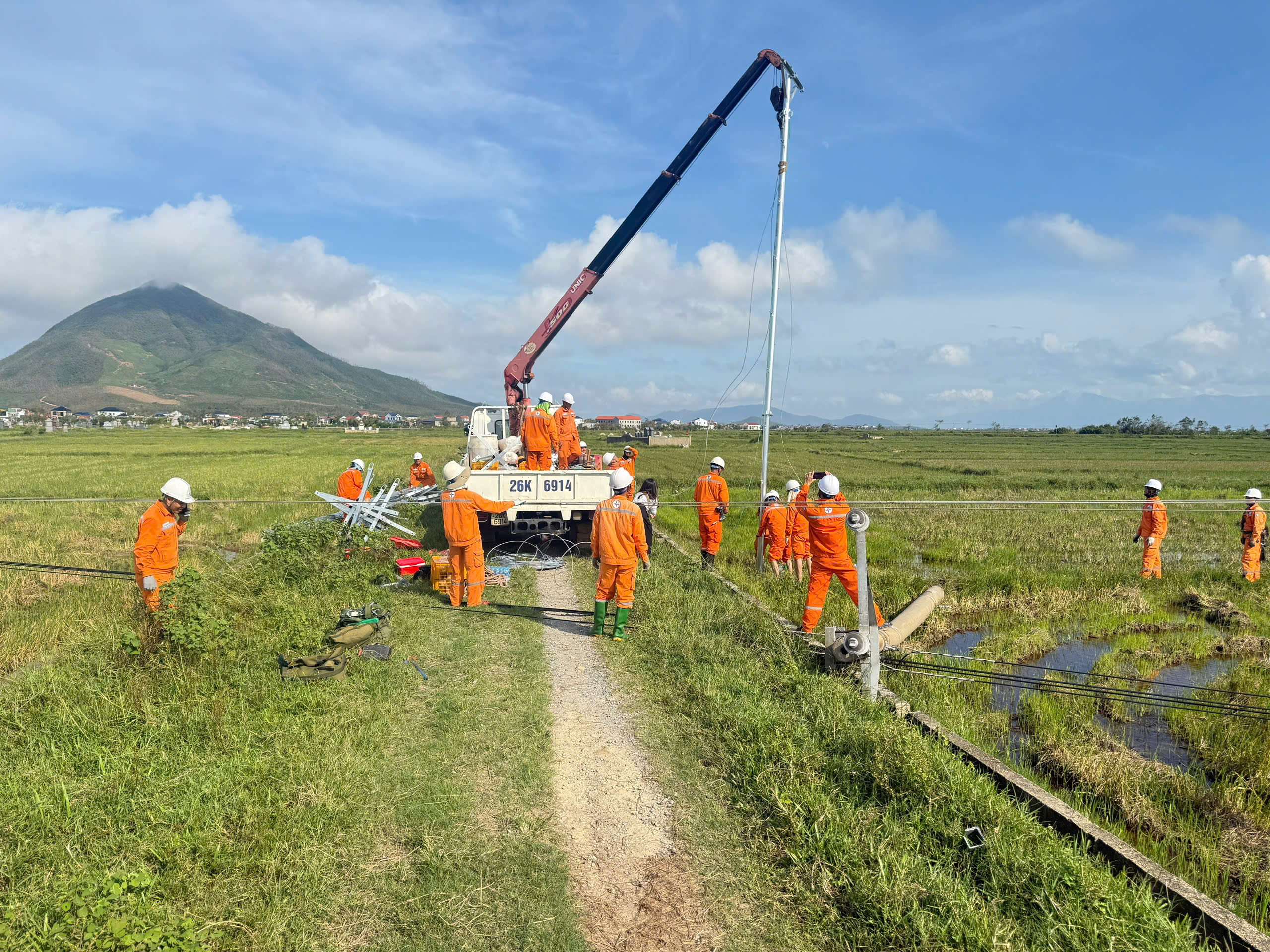 Tranh thủ từng giờ, khẩn trương nối lại dòng điện sau bão số 10