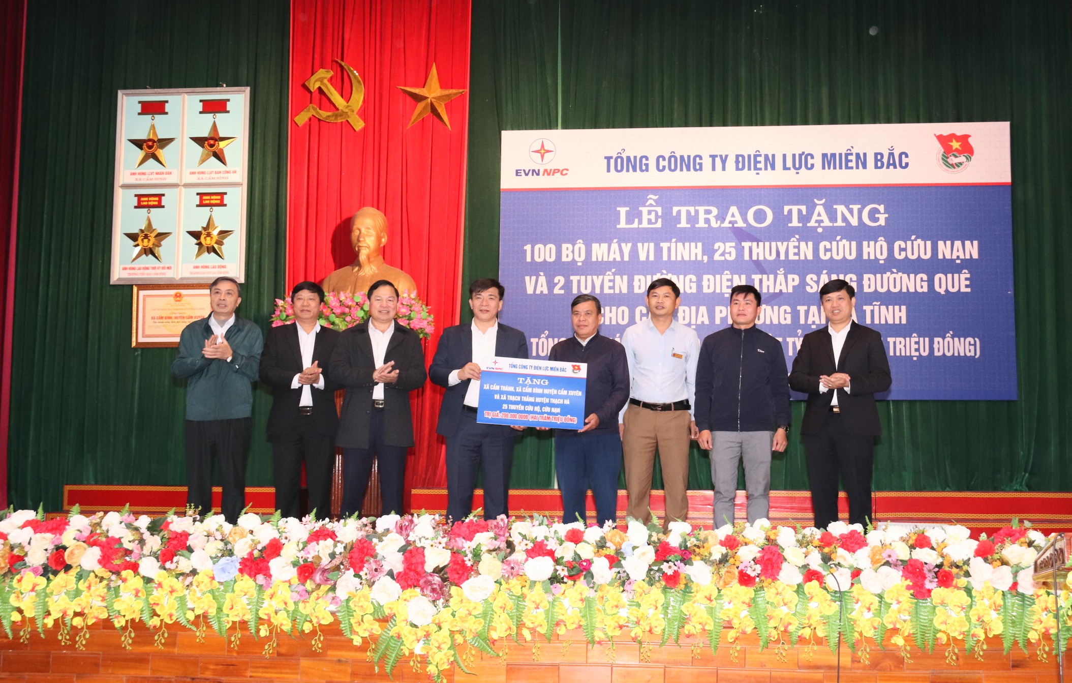 EVNNPC "tri ân khách hàng" tại vùng lũ Hà Tĩnh với tổng giá trị 1,6 tỷ đồng