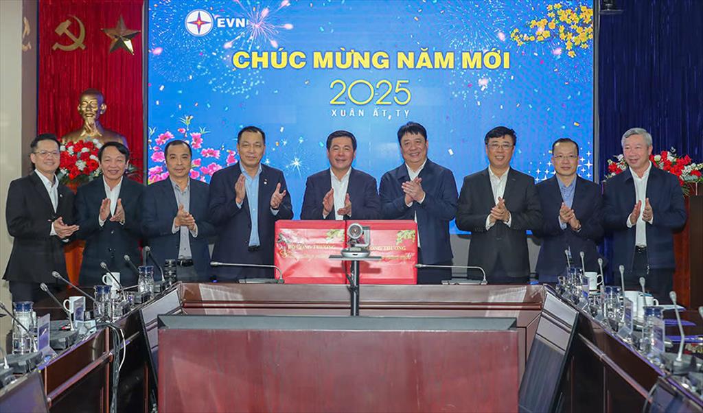 Bộ trưởng Nguyễn Hồng Diên kiểm tra công tác đảm bảo cung ứng điện Tết Ất Tỵ và chúc Tết cán bộ công nhân viên EVN