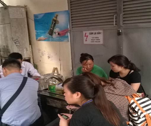 Phớt lờ nguy hiểm, mưu sinh ngay trạm biến thế