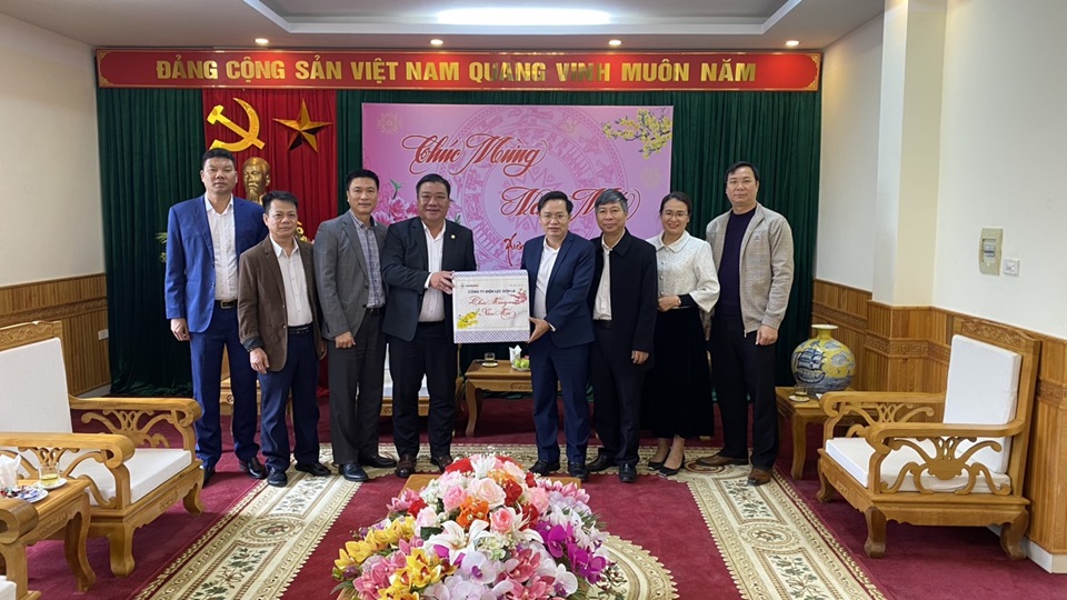 Lãnh đạo Công ty Điện lực Sơn La thăm chúc mừng năm mới huyện Quỳnh Nhai
