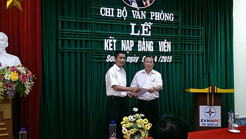 Chi bộ Văn phòng Tổ chức Lễ kết nạp Đảng viên mới