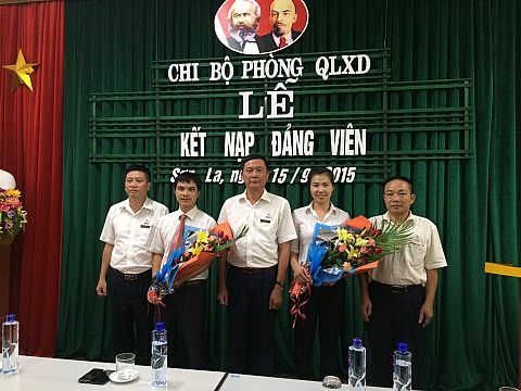  Chi bộ phòng Quản lý xây dựng tổ chức Lễ kết nạp đảng viên mới.