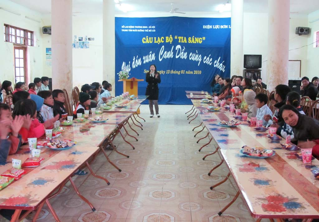 CLB Tia sáng Điện lực Sơn La vui xuân cùng các cháu mồ côi